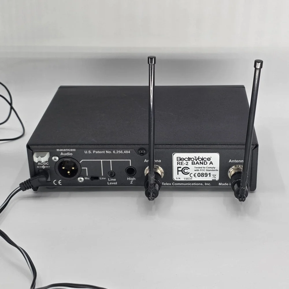 Electro-Voice RE-2 Wireless System Receiver With Clip Microphone Acessories Case